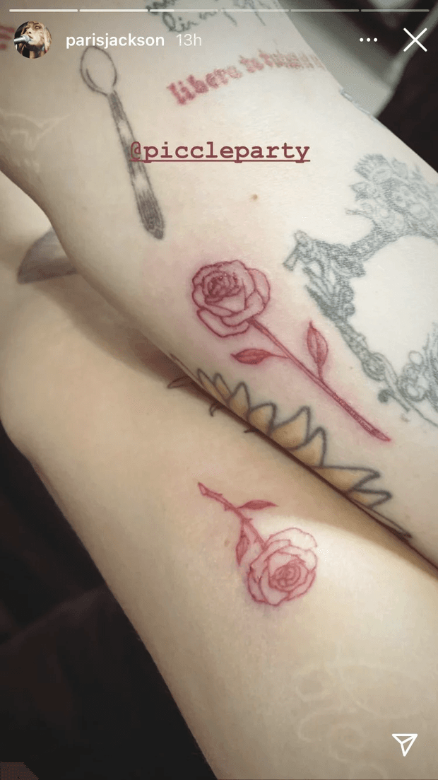 Hace unos meses, se relacionó a Paris con la modelo Cara Delevinge, pues desde el 2017 tienen una buena amistad, pues hasta comparten el mismo tatuaje.