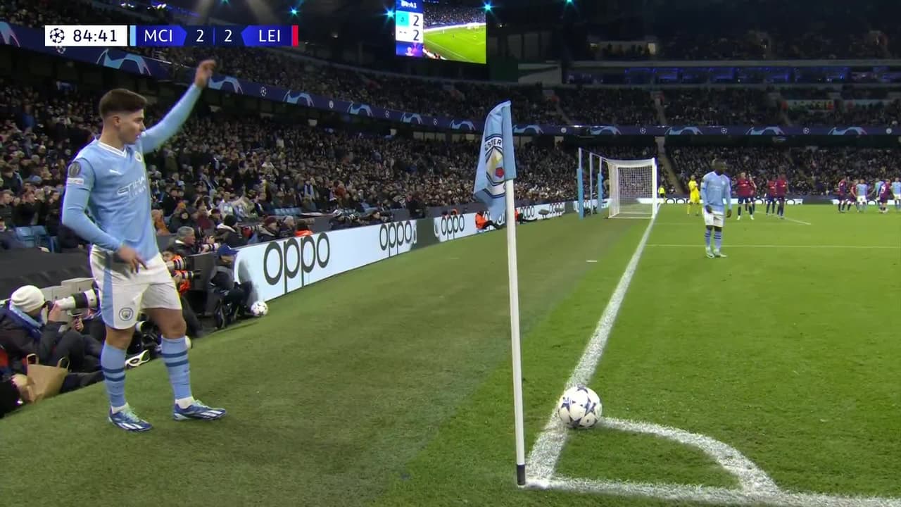 ¡TIRO ATAJADO! disparo por Erling Haaland.