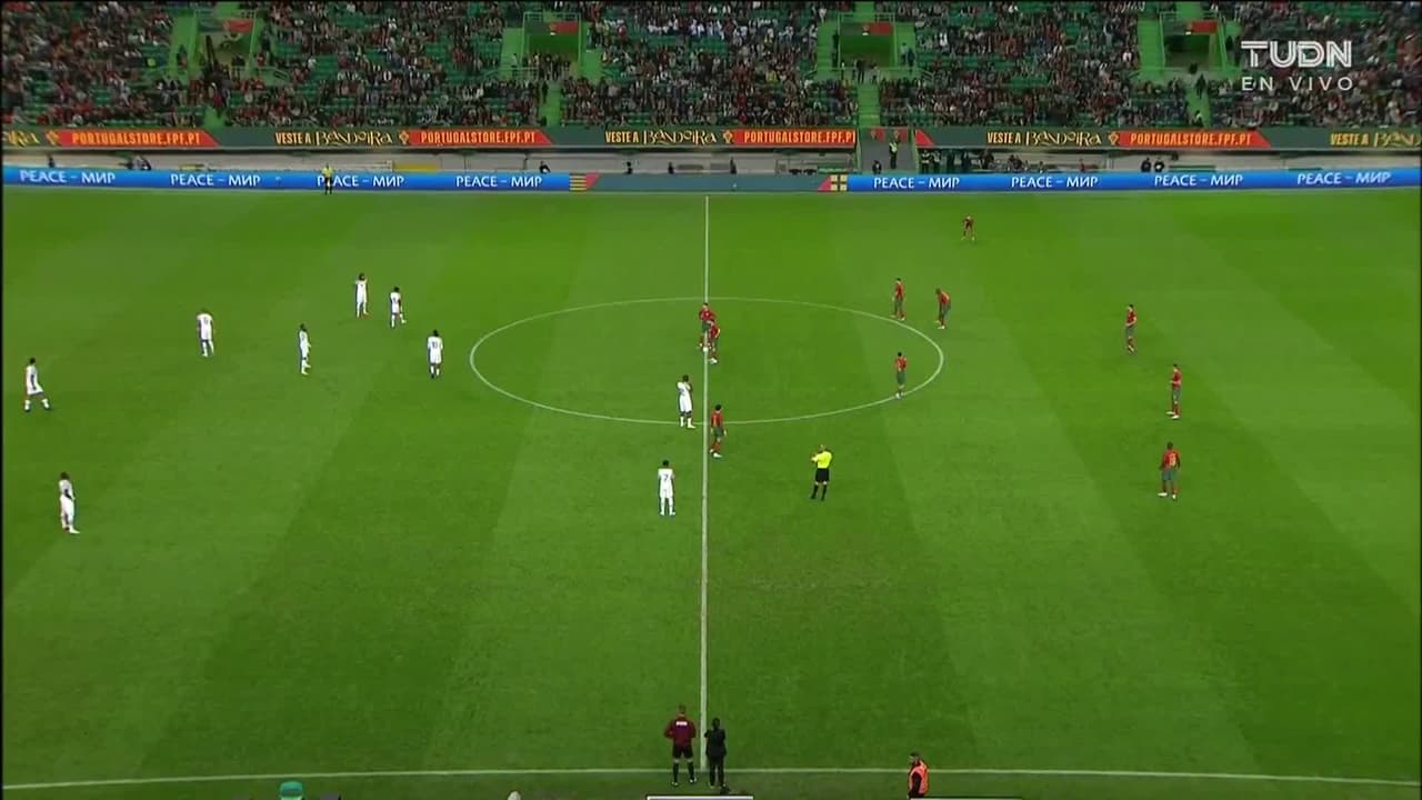 Arranca el partido y la pelota está en juego.
