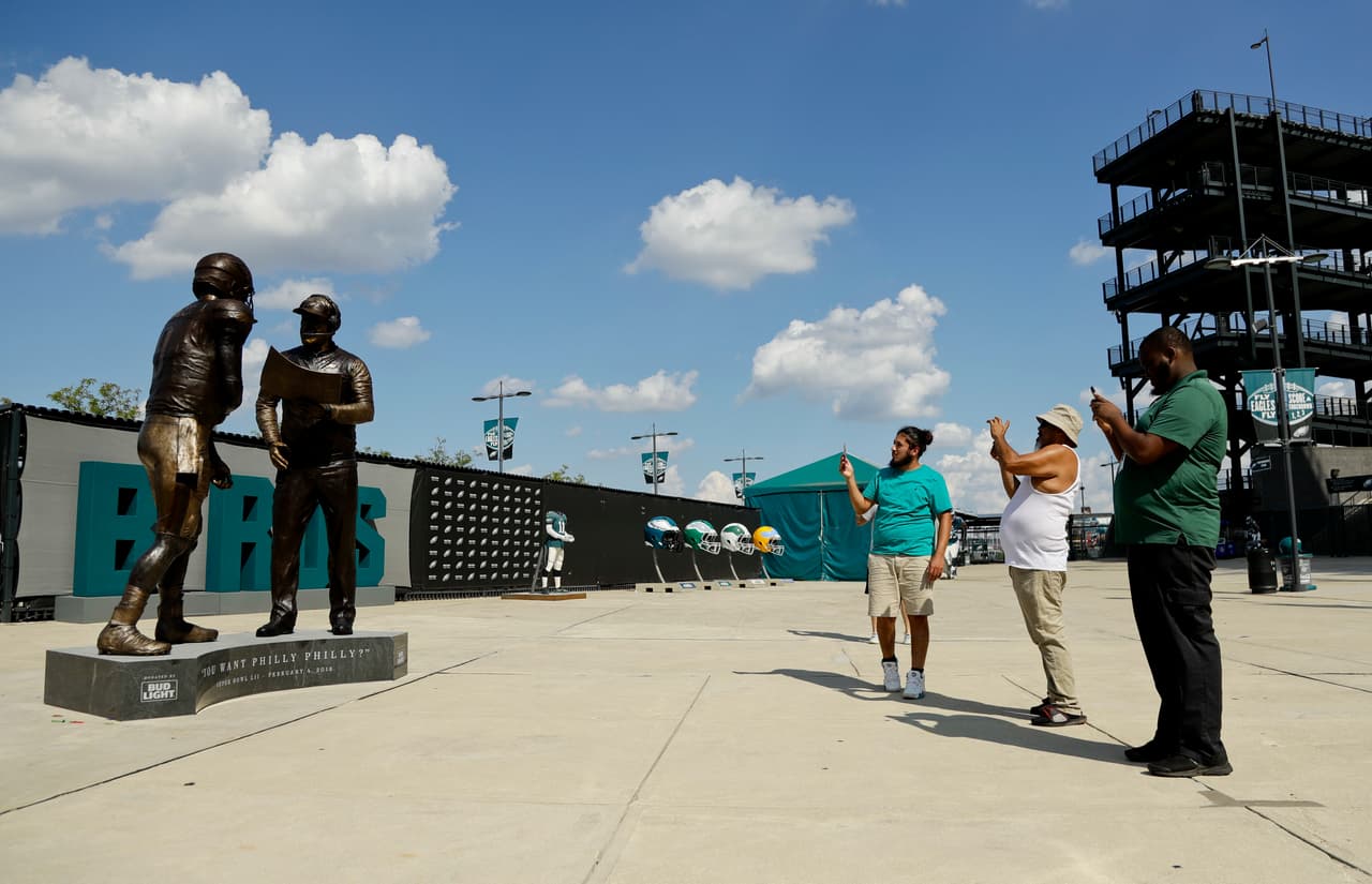 Los seguidores viven como presente el título obtenido en febrero 4 del 2018 contra New England Patriots y se toman fotos con la estatua conmemorativa del triunfo.