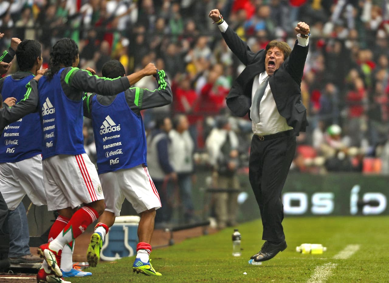 Ya con el boleto a Brasil en la mano, tuvo menos de medio año para formar un equipo que compitiera de buena manera en la Copa del Mundo, luego de que se conociera que México jugaría en un grupo muy complicado al enfrentarse al anfitrión, Camerún y Croacia.