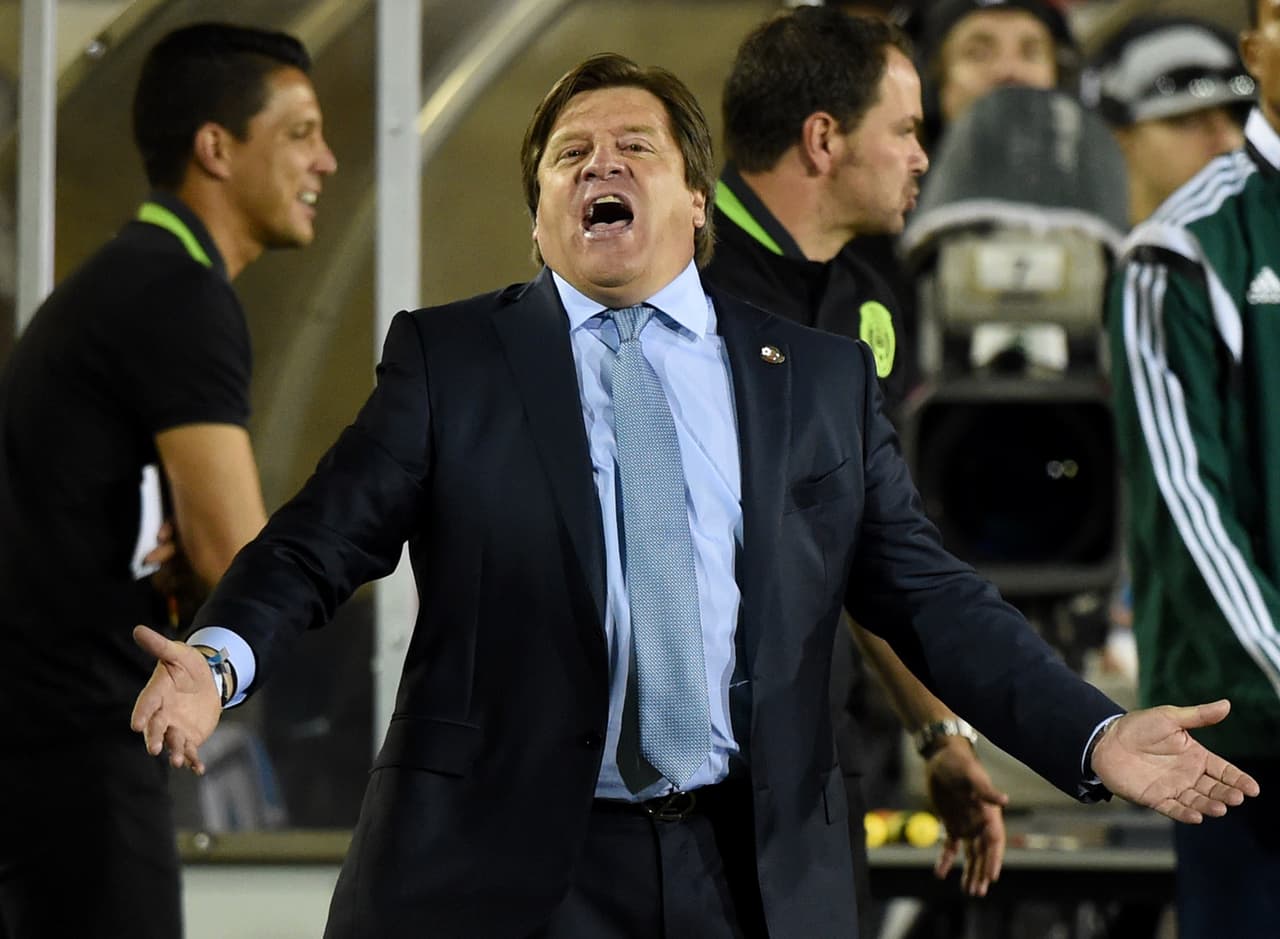 Con el paso de las semana Miguel Herrera tomó un protagonismo que sobrepaso su puesto al frente de la selección mexicana y empezó a no soportar criticas del funcionamiento de su equipo.