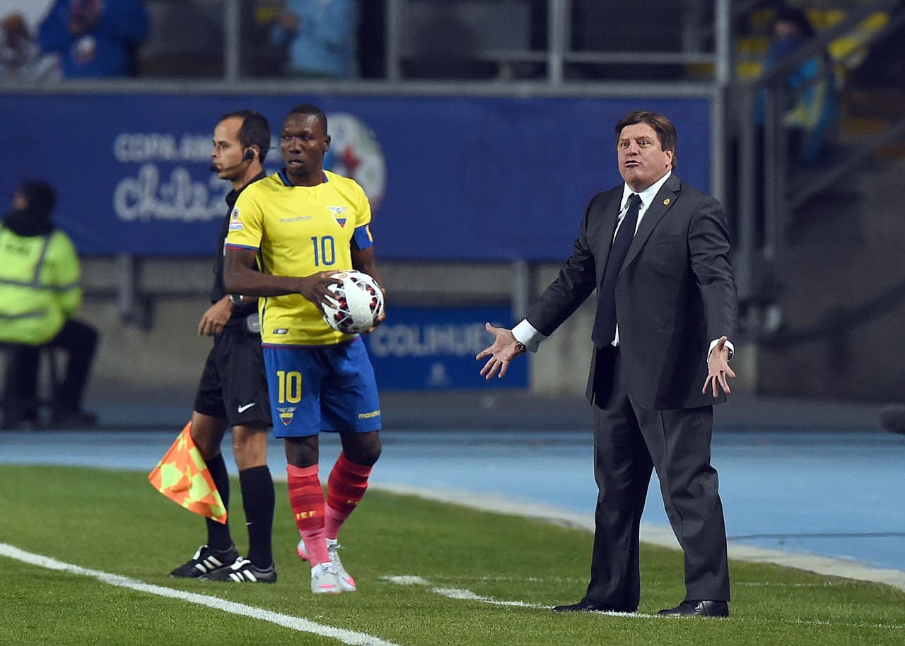 El mal funcionamiento y los malos resultados de los partidos en la Copa América comenzaron a fastidiar al técnico, así que comenzó a echarle la culpa al arbitraje y a otras circunstancias del pasó que llevaba su equipo.