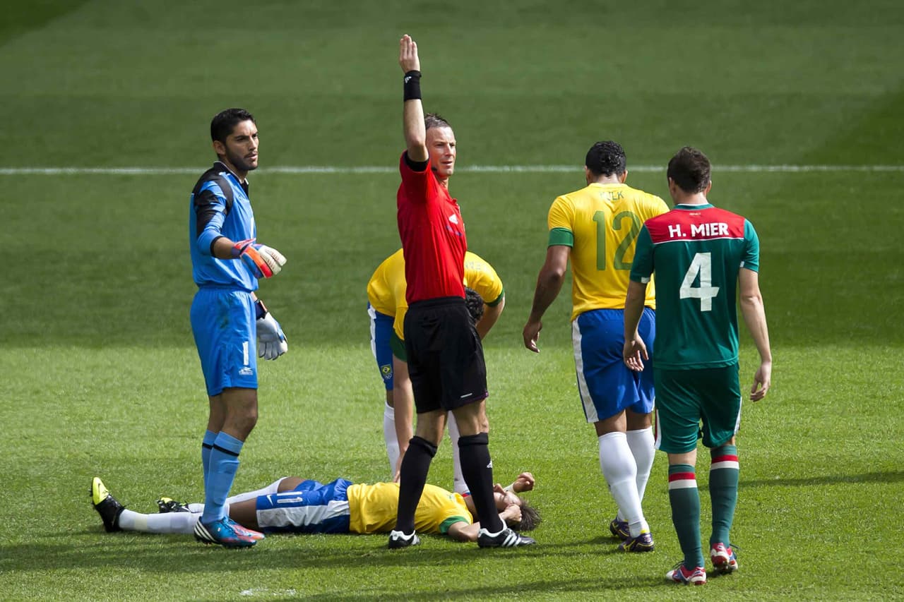 México derrotó 2-0 a Brasil en la final con una actuación de Corona que bloqueó a la delantera liderada por Neymar.