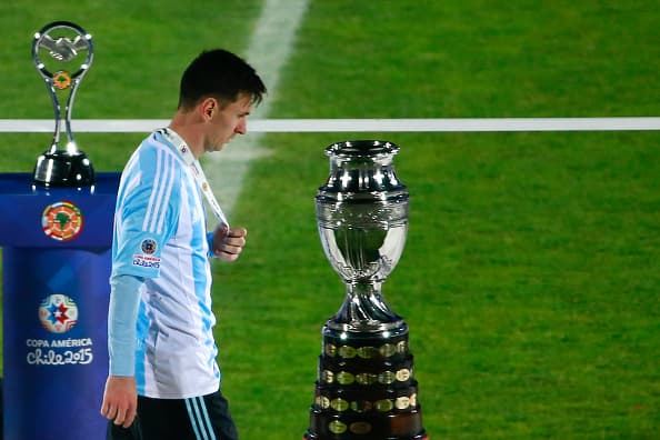 Messi observa la Copa que le perteneció a Chile