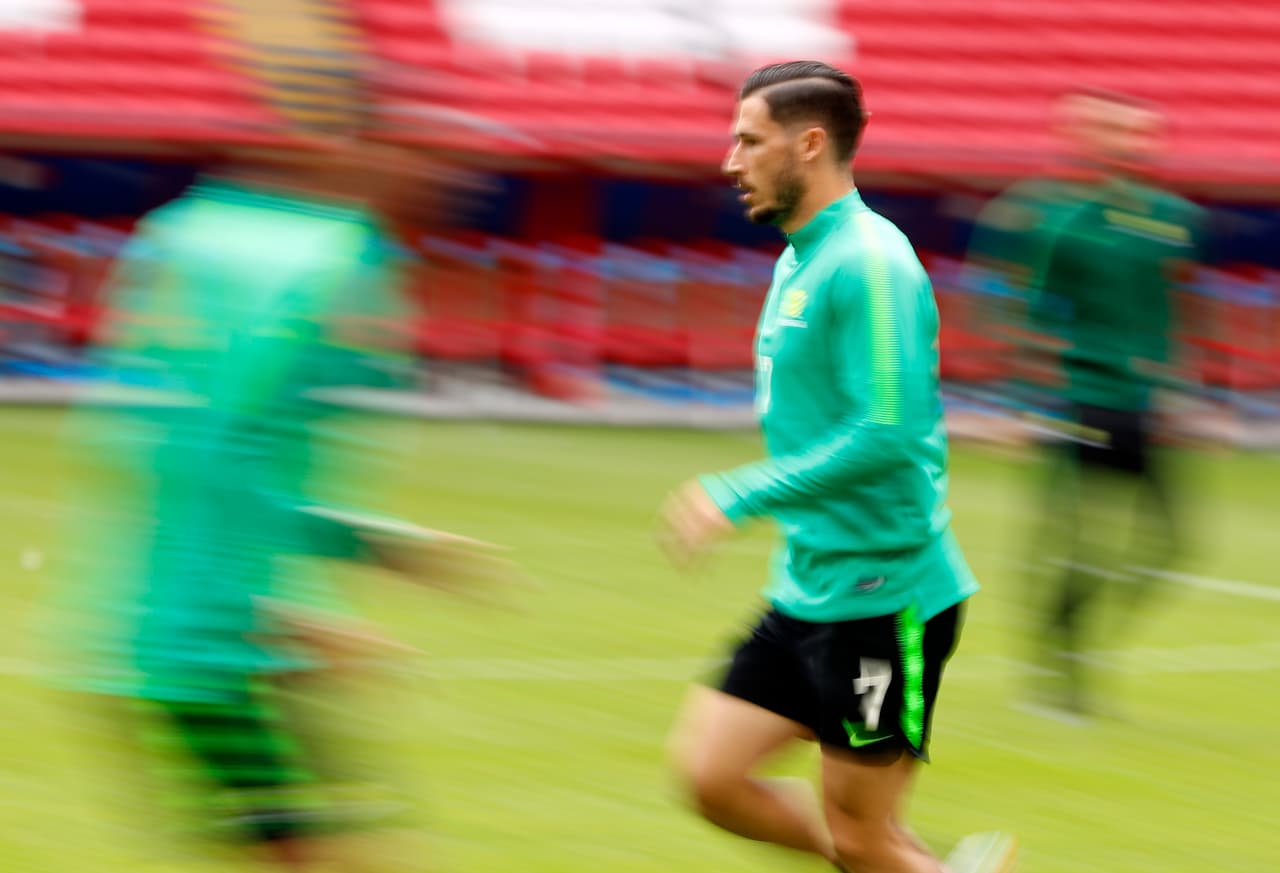Matthew Leckie, aún con el Hertha Berlín de la Bundesliga, se entrena para ayudar a su equipo a conseguir un buen resultado ante Dinamarca que les dé esperanzas de avanzar en el certamen.