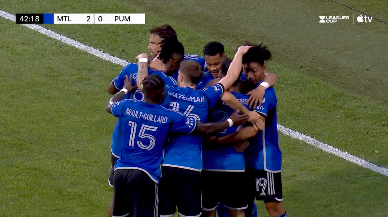 Mathieu Choinière manda el centro y el balón termina en las redes