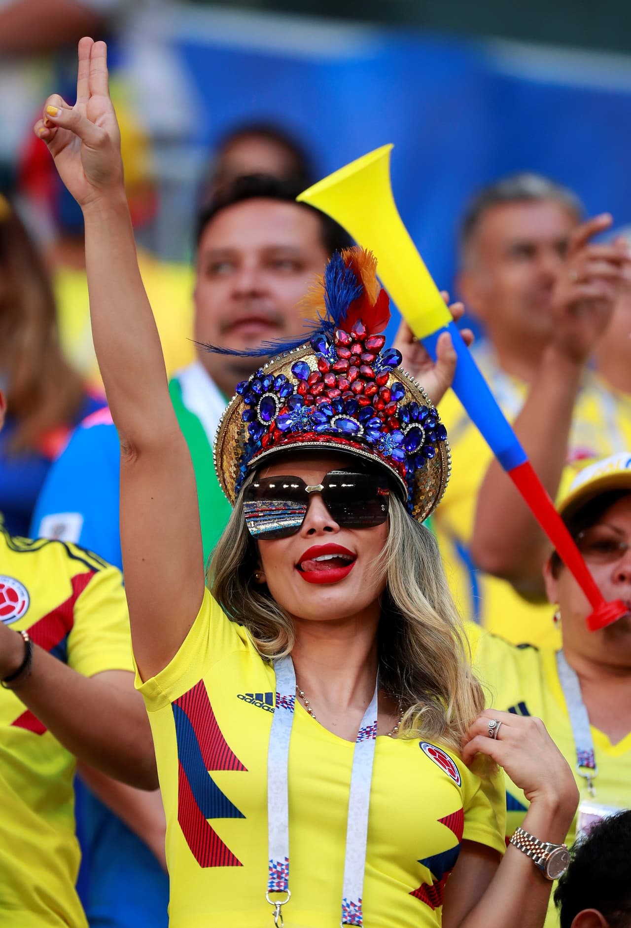 MUN45-2. SAMARA (RUSIA), 28/06/2018.- Aficionados colombianos antes del inicio del partido Senegal-Colombia, del Grupo H del Mundial de Fútbol de Rusia 2018, en el Samara Arena de Samara, Rusia, hoy 28 de junio de 2018 (RUSSIA SOCCER FIFA WORLD CUP, Senegal, Colombia, Samara). EFE/José Méndez [ATENCIÓN EDITORES: Sólo Uso editorial. Prohibido su uso en referencia con entidad comercial alguna. Prohibido su uso en alertas, descargas o mensajería multimedia en móviles. Las imágenes deberán aparecer como fotografías congeladas y no podrán emular la acción del juego mediante secuencias o fotomontajes. Ninguna imagen publicada podrá ser alterada, mediante texto o imagen superpuesta, en el caso de que (a) intencionalmente oculte o elimine el logotipo de un patrocinador o (b) añada y/o cubra la identificación comercial de terceras partes que no esté oficialmente asociada con la Copa Mundial de la FIFA.]