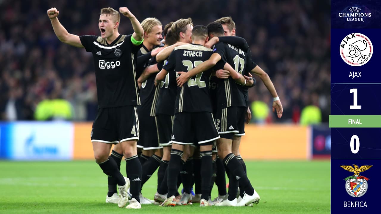Ajax le pega al Benfica con gol en el tiempo de compensación y es líder de grupo