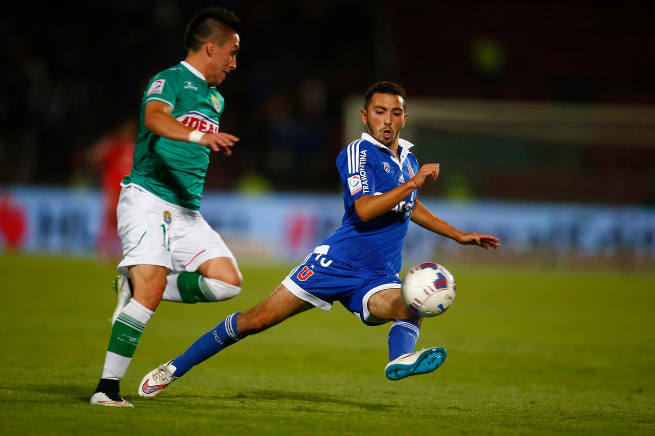 Cristian Cuevas es un extremo chileno propiedad del Chelsea que juega en el Sint-Truiden de Bélgica. Su caso es similar al del argentino Franco Di Santo, que firmó por el Chelsea procedente del Audax Italiano de Chile y tuvo poca continuidad.