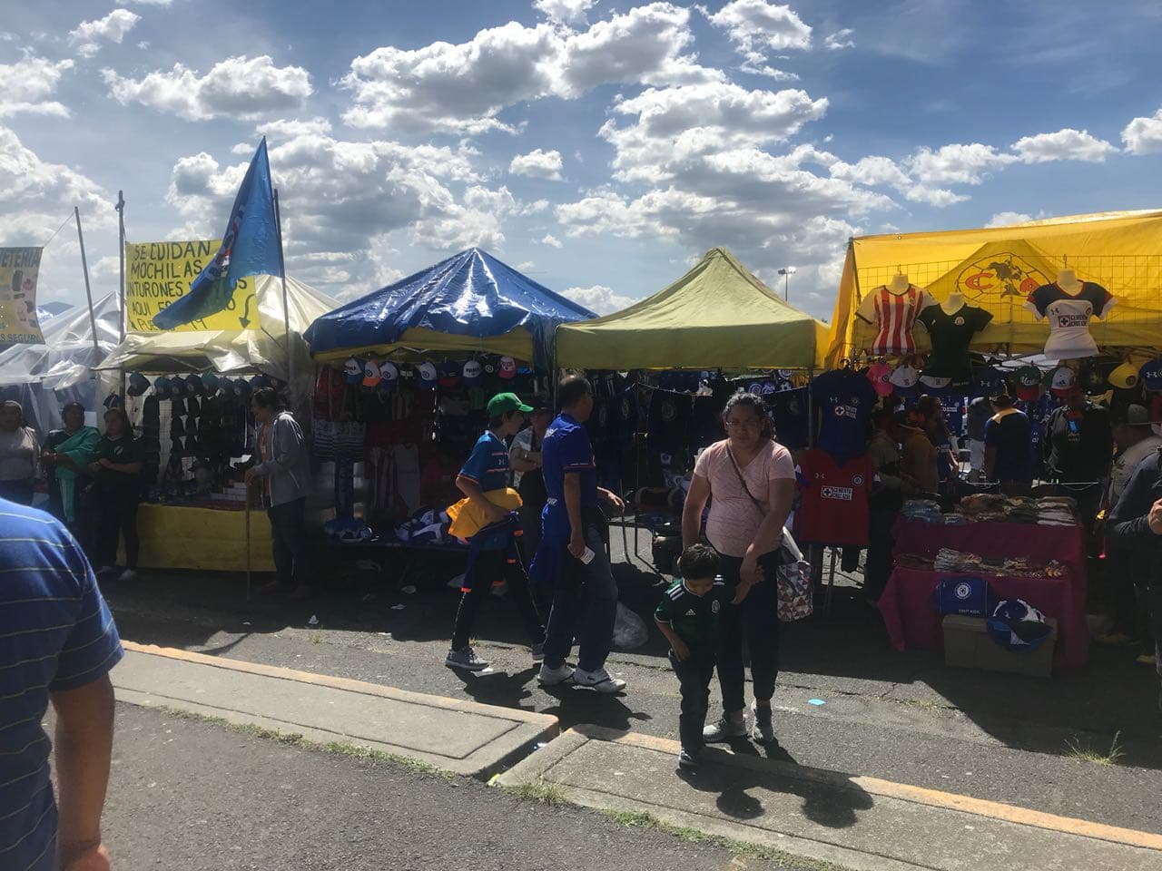 En los alrededores del Azteca cientos de aficionados se congregaron minutos antes de iniciar el juego contra Puebla.