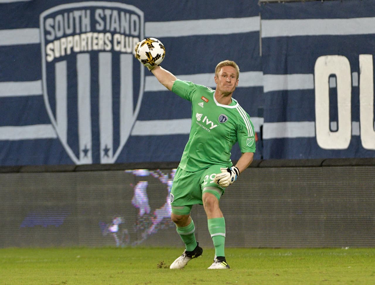 Con un promedio de apenas 0,78 goles recibidos en 31 partidos de temporada regular, Tim Melia fue elegido como el Arquero del Año 2017. Con sus buenas actuaciones el portero de Sporting Kansas City ayudó a su equipo a ganar en 2017 la Copa Abierta de Estados Unidos. (USA Today Images)