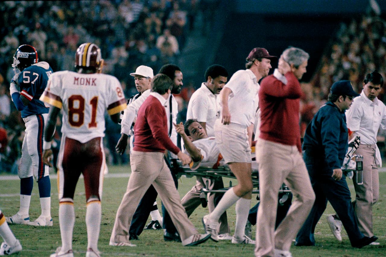 Sufrió una fractura en su pierna derecha de mucha gravedad, por lo que a pesar de la cirugía y su rehabilitación no pudo volver a jugar fútbol americano en el más alto nivel. Una de las lesiones más famosas de la NFL.