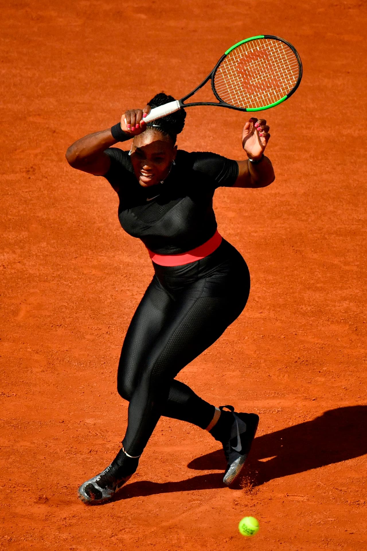 Su ceñido vestido de licra negra dio más que hablar que su meritorio triunfo en primera ronda ante la checa Kristyna Pliskova (70).