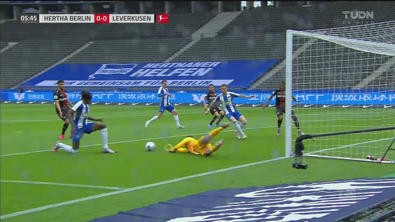 ¡El Hertha se salva de milagro! Barrida de Boyata para evitar el gol de Volland