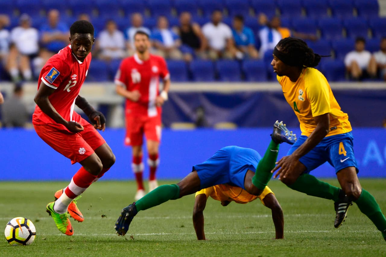 El canadiense, además, se convirtió en el primer nacido en el año 2000 o después que anota un gol en una competencia de selecciones de mayores.