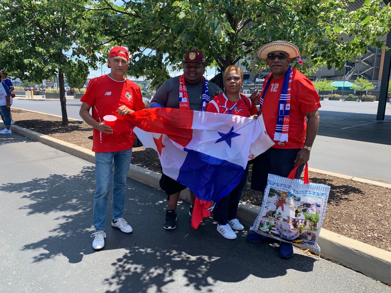 Los alrededores del Lincoln Financial Field de Philadelphia se visten con los colores de Jamaica, Panamá, Estados Unidos y Curazao previo a la jornada de Cuartos de Final de Copa Oro.