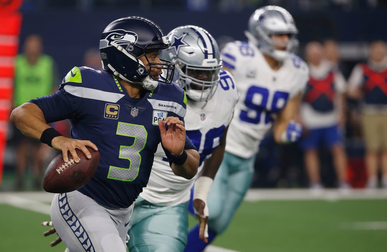 <b>Primer cuarto: </b>Antwaun Woods provoca captura sobre Russel Willson y deja a Seahawks con 2&18. La defensiva de Cowboys detuvo y recibió el balón con 4 minutos. 
<b>(Cowboys 3-0 Seahawks) </b>