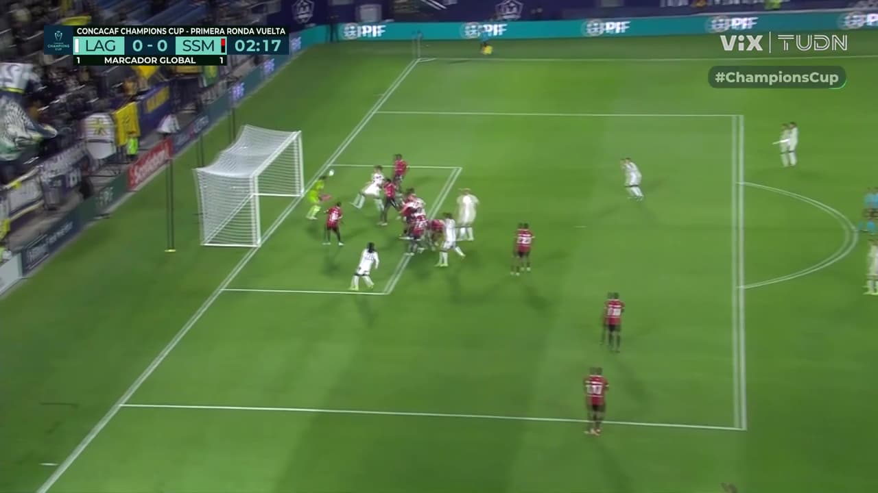 ¡Marco Reus a nada de un golazo! El centro del alemán pasa cerca de la portería