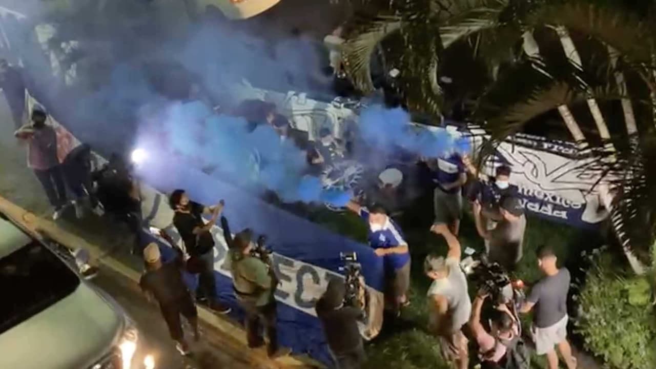 Para presionar, fans de El Salvador le llevan serenata al Tri