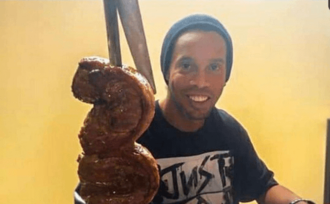 Reclusos lloraron e hicieron asado de despedida a Ronaldinho