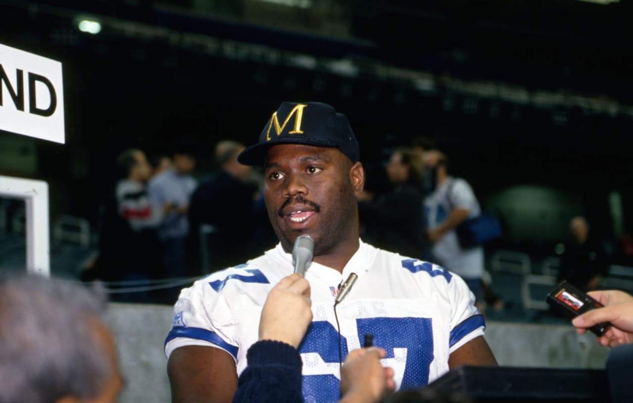 1991 RUSSELL MARYLAND | DL Miami - 
<b>Dallas Cowboys</b>
<br>
<br>El tackle defensivo de los Dallas Cowboys, Russell Maryland (67), es entrevistado durante el Día de Medios antes del Super Bowl XXVIII contra los Buffalo Bills el 25 de enero de 1994 en Atlanta. Los Cowboys derrotaron a los Bill 30-13 para proclamarse campeones de la NFL.