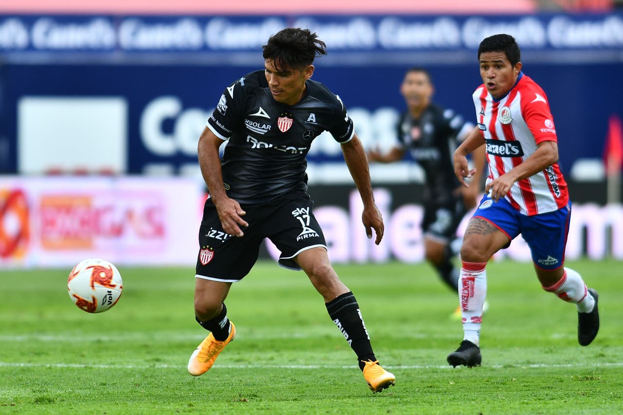 Los potosinos apedrean al Necaxa con mucha insistencia, pero sin mucha idea.