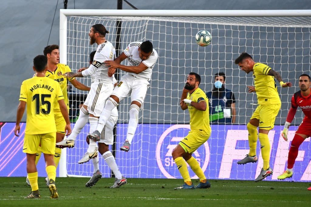 Los jugadores del real Madrid se quedan a centímetros de contactar el balón y alargar la diferencia en el marcador.
