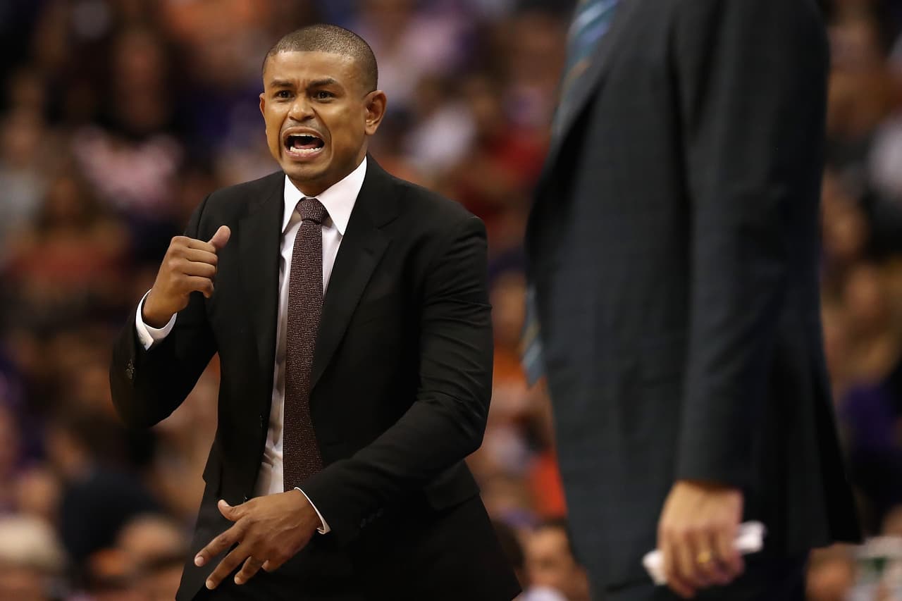 Suns despiden al entrenador Earl Watson
