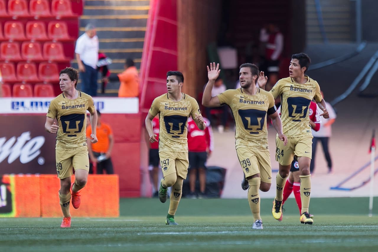 Iniestra (tercero de izquierda a derecha) es un jugador mexicano nacido en Guadalajara el 11 de marzo de 1996.