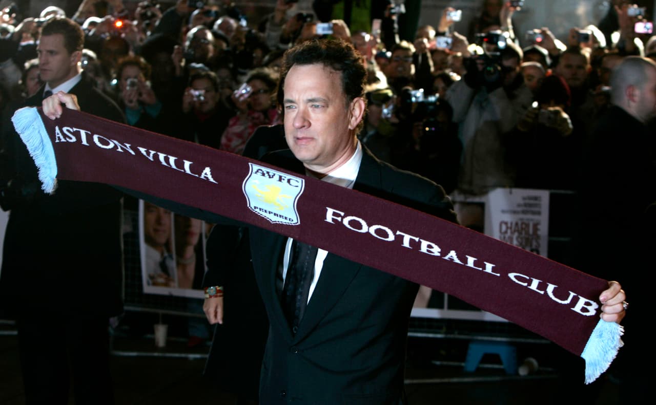 El actor Tom Hanks aparece como seguidor del Aston Villa inglés.