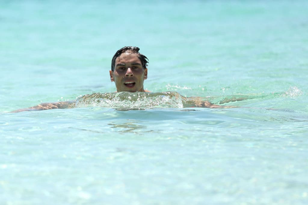 El tenista español, Rafael Nadal, convive con sus compañeros y disfruta de Perth, Australia previo al inicio de la competencia.