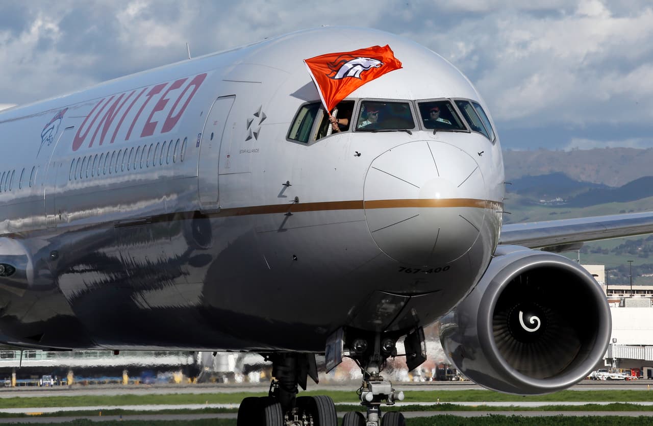 Los Denver Broncos campeones de la Conferencia Americana, llegaron la tarde del domingo al Aeropuerto Internacional Mineta en San Jose, California.