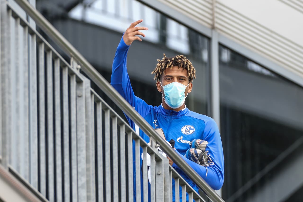 - Los jugadores del Schalke llegaron a la instalaciones con su cubrebocas. 
<br>- Así entrenaron el pasado 12 de Mayo de 2020.