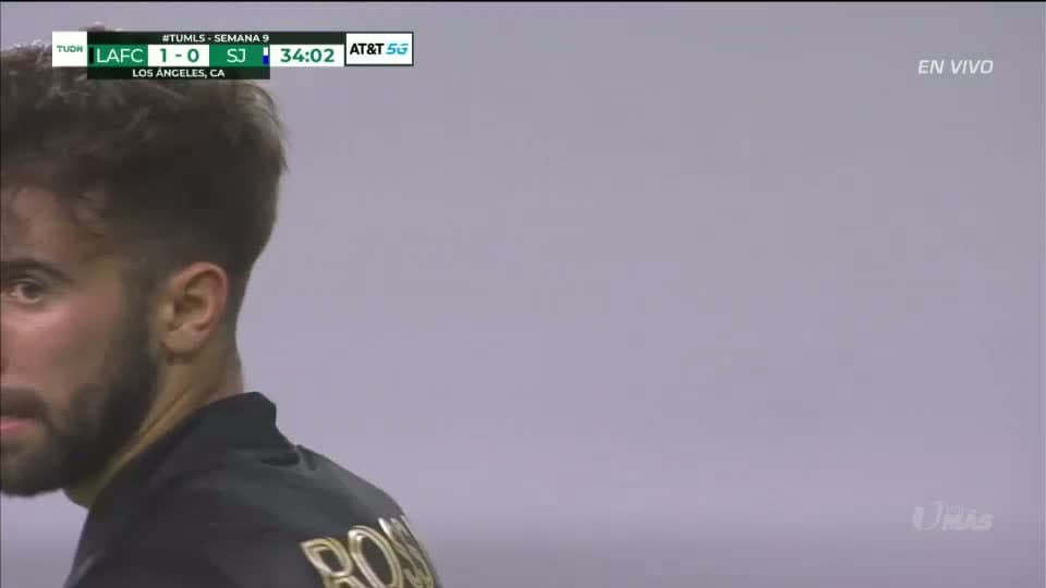 Tiro desviado de Diego Rossi