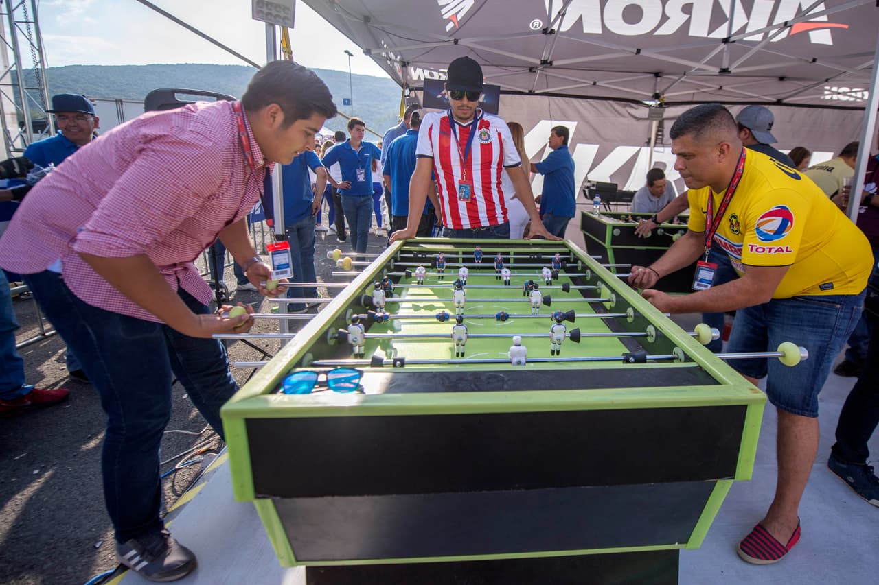 El Clásico Nacional entre las Chivas de Guadalajara y las Águilas del América en el Clausura 2018 de la Liga MX da muestras del colorido, respeto y buen ambiente entre dos rivales tradicionales en el fútbol mexicano.