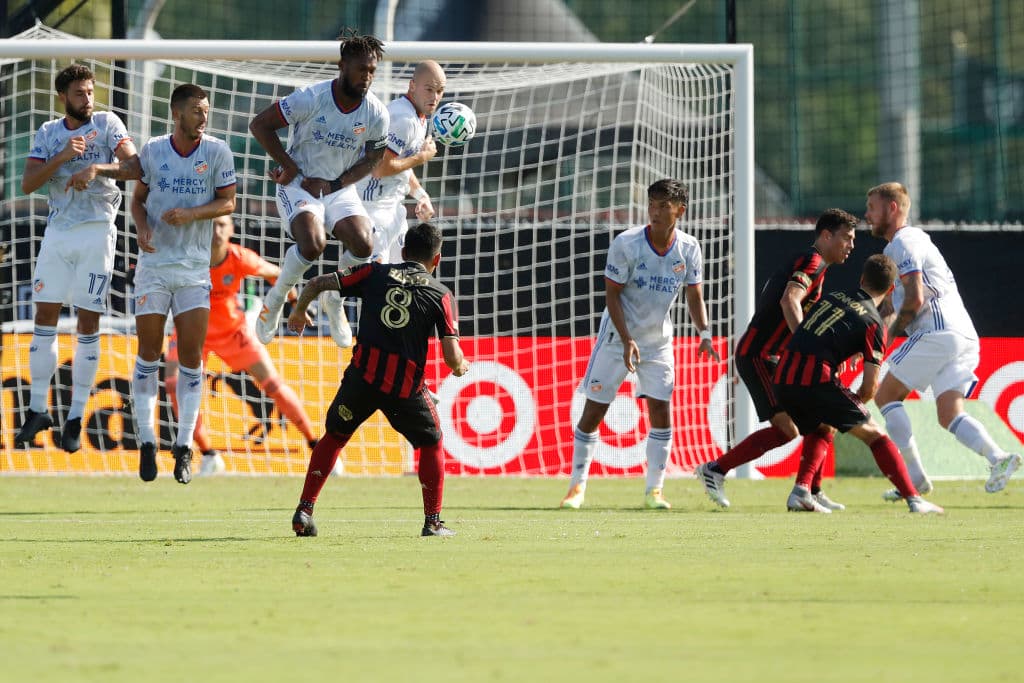 Diez minutos después, Barco volvía a tocar la puerta con un tiro libre que levaba mucha intención de penetrar el arco.