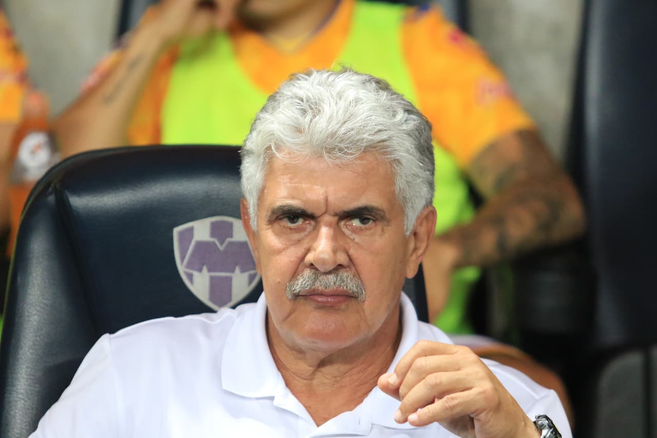 ¡Una vez más! 'Tuca' Ferretti se fue contra la cancha de Rayados tras derrota