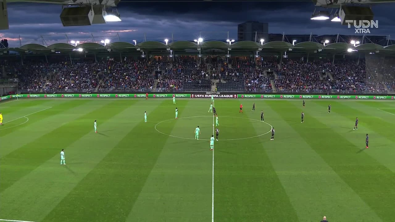 Arranca el partido y la pelota está en juego.