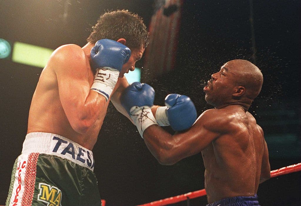 El 17 de marzo de 1990 el campeón defensor Julio César Chávez le propina un izquierdazo a su retador Meldrick Taylor en una pelea épica que se llevó a cabo en el Las Vegas Hilton en disputa del cinturón del CMB de peso súper ligero. Chávez triunfó por nocaut en el duodécimo asalto, una pelea memorable.