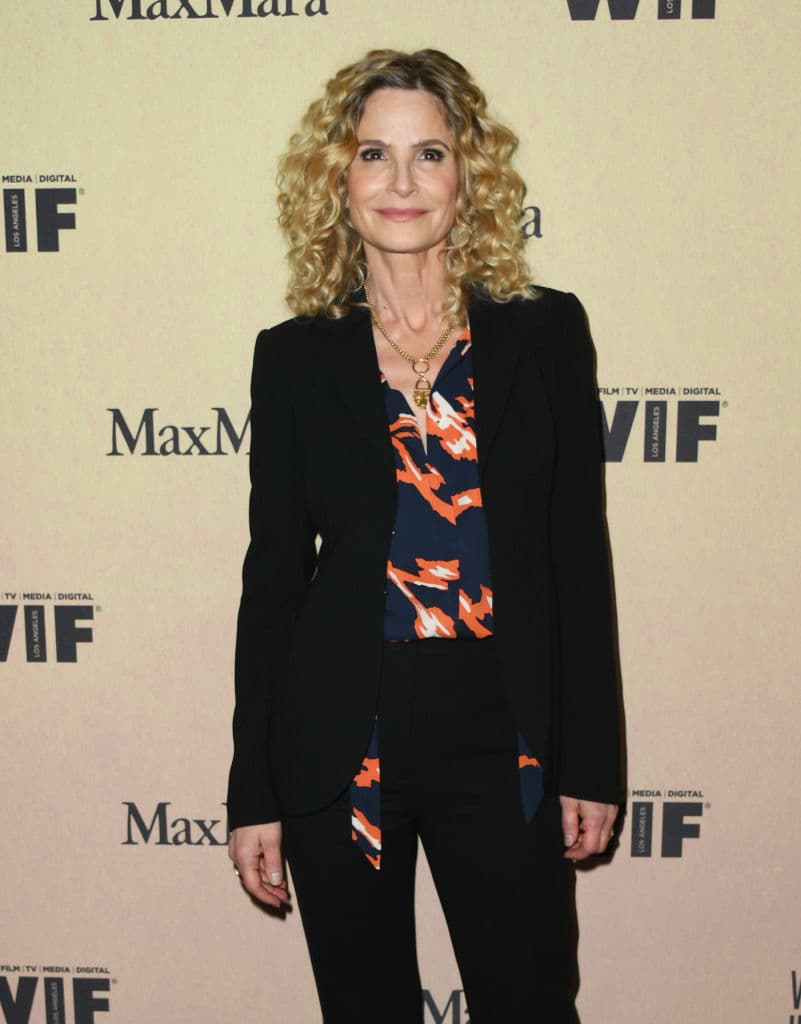 A pesar de ser colegas, pertenecían a mundos muy distintos: Blalock, blanco y rico, era el jefe de cirugía del Hospital Johns Hopkins; Thomas, en cambio, era un hábil carpintero, negro y pobre. Mientras estos hombres abrían nuevos y espectaculares caminos en el campo de la medicina, las presiones sociales amenazaban con destruir tanto su trabajo como su amistad.
<br>