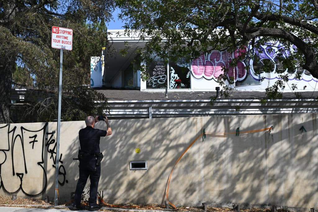 Una mansión valorada en $6 millones y abandonada en el exclusivo vecindario de 
<b>Hollywood Hills, en Los Ángeles,</b> California, fue declarada estorbo desatando las quejas de los residentes de la exclusiva zona que han visto cómo el lugar se convirtió en refugio de invasores y grafiteros. En días recientes, agentes del Departamento de Policía de Los Ángeles desalojaron a 10 personas que habían invadido la propiedad, que guarda un vínculo con 
<b><a href="https://www.univision.com/noticias/estados-unidos/rapero-sean-diddy-combs-arrestado-acusaciones-agresion-sexual" target="_blank">el arrestado productor musical Sean 'Diddy' Combs</a></b>.