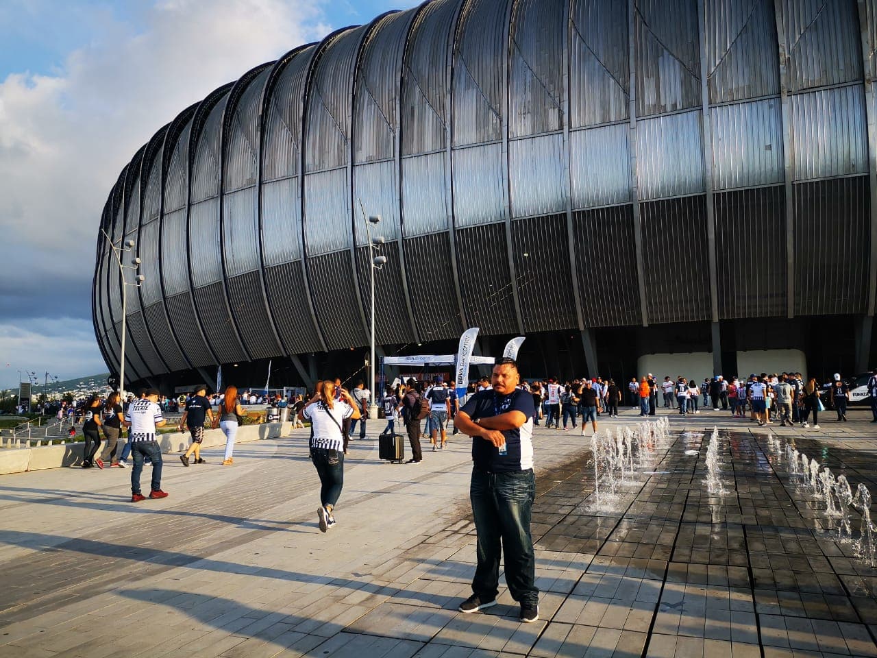 En el Estadio BBVA Bancomer los fanáticos se viven los minutos previos al partido de vuelta entre Rayados y Necaxa y por los Cuartos de Final de la Liguilla del Clausura 2019.