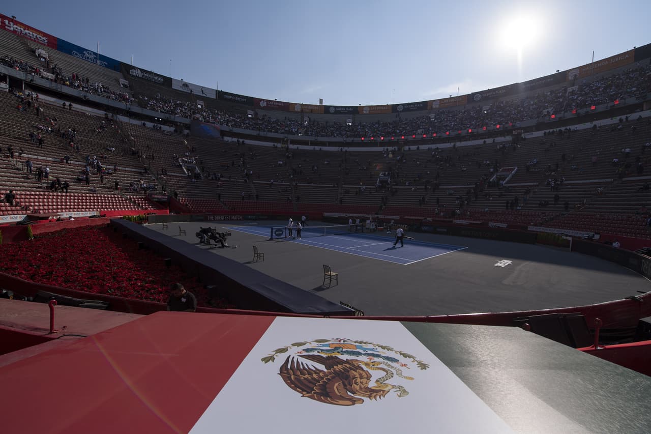 Roger Federer se impuso 2 sets a 1 ante Alexander Zverev en un juego de exhibición que representó una fiesta total en la Plaza de Toros México.