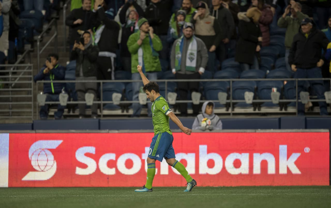 Cuando el partido estaba en el minuto 69, Dempsey sacó un gran centro para que el uruguayo Nico Lodeiro ampliara la ventaja.