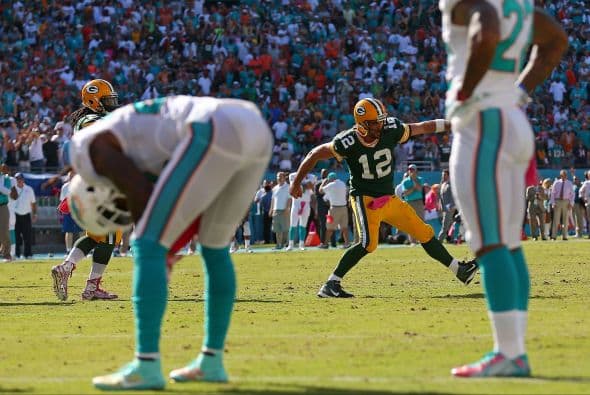Aaron Rodgers lanzó un pase de touchdown de cuatro yardas a Andrew Quarless a tres segundos del final, y los Packers vencieron 27-24 a los Dolphins.