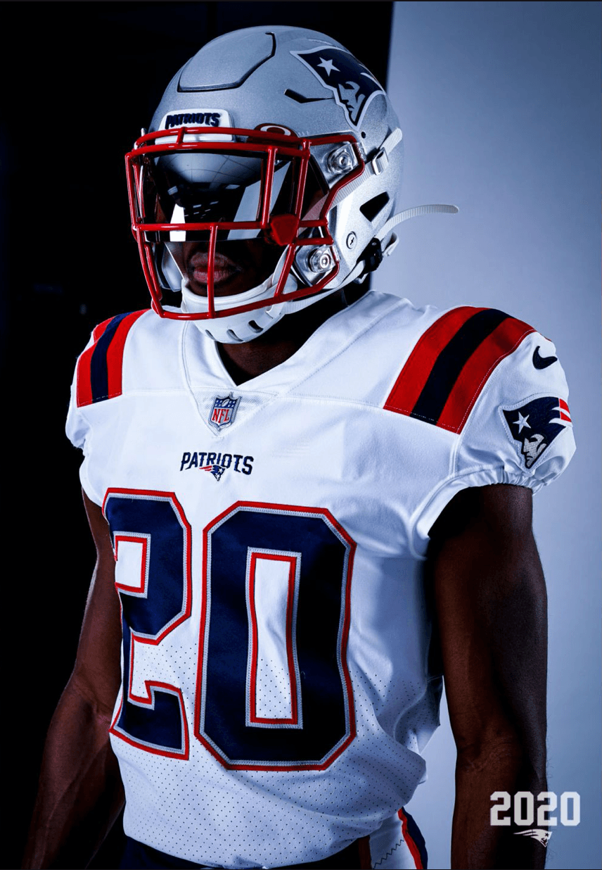 Los Patriots ya sin la presencia de Brady y en modo de reestructuración presentaron su nueva indumentaria para la temporada 2020 en la NFL. El color azul es muy similar al modelo color rush y el blanco es una adaptación combinando con las licras azules.