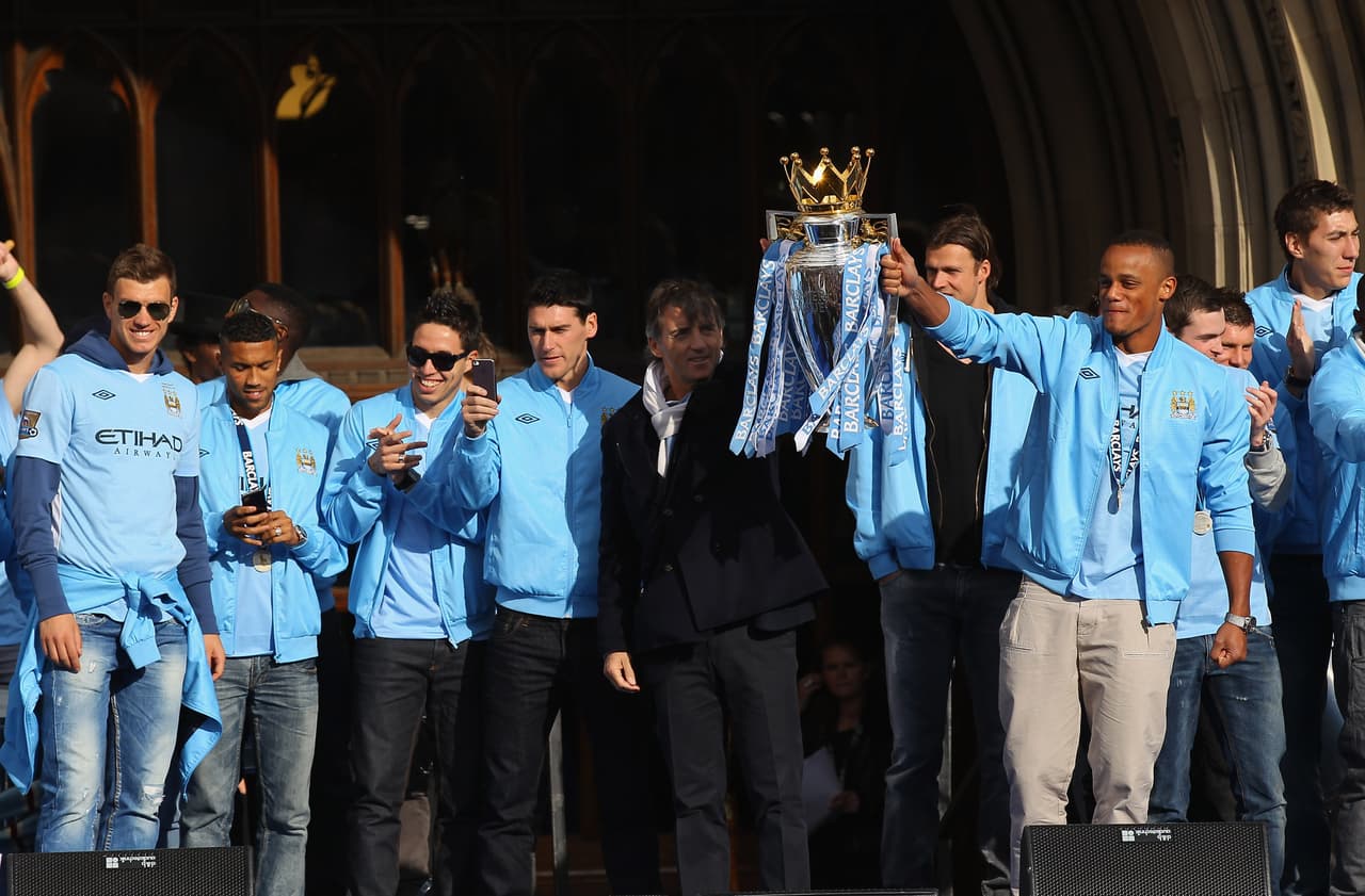 2011-12: En una última fecha de infarto, con un gol de Sergio Agüero en el último minuto Manchester City consiguió su primer título inglés desde 1968. El gol del 'Kun' llegó cuando el United ya celebraba el campeonato en otro campo, pero los del italiano Roberto Mancini alzaron el trofeo.