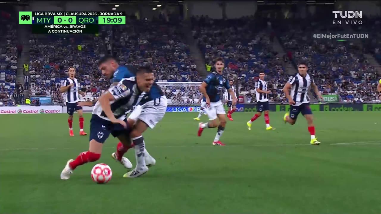 ¡Se desata la polémica! Djuka cae en el área pero el árbitro no señala nada