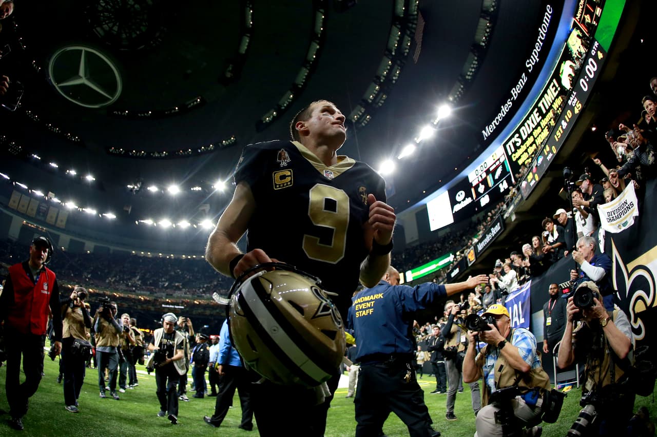 Drew Brees se retira del campo del Mercedes-Benz Superdome de Lousiana tras liderar otra victoria de los Saints.
